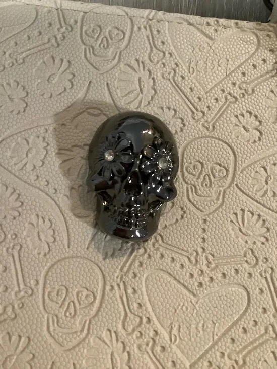 Betsey Johnson large cream colored skull bag - Picture 5 of 12